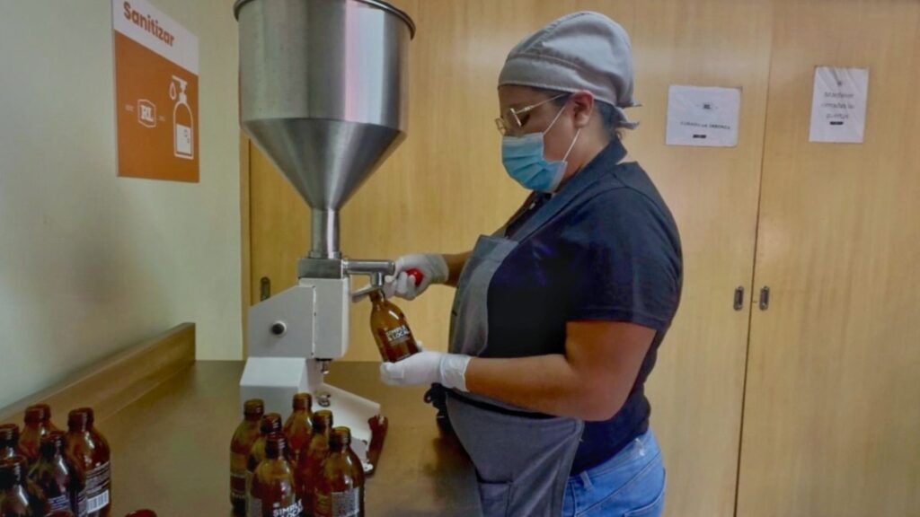 Fotografía del proceso de llenado de envases en el laboratorio de Rayito de Luna.
