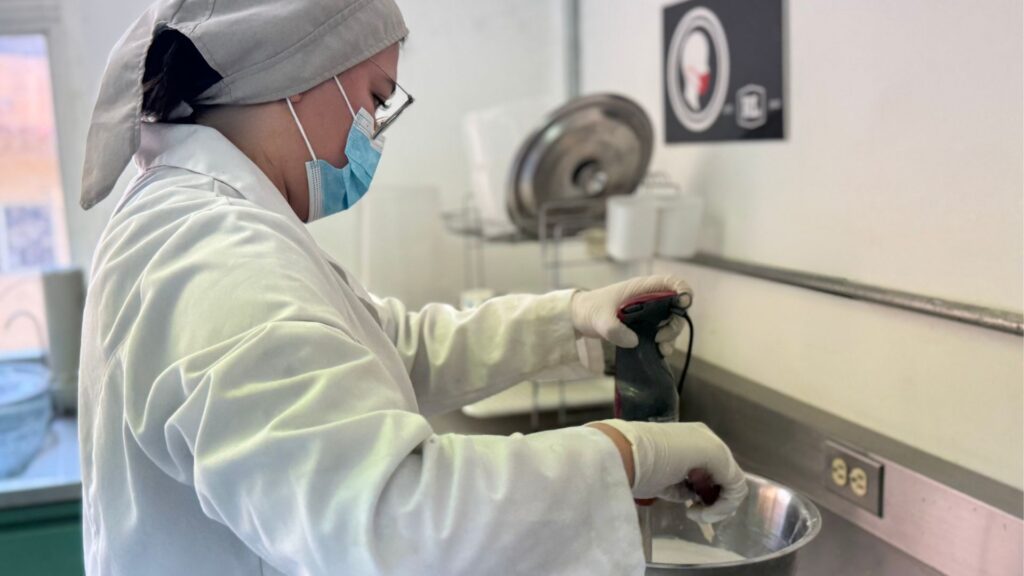 Fotografía del proceso de elaboración de la pomada Mr. Man en el laboratorio de Rayito de Luna.